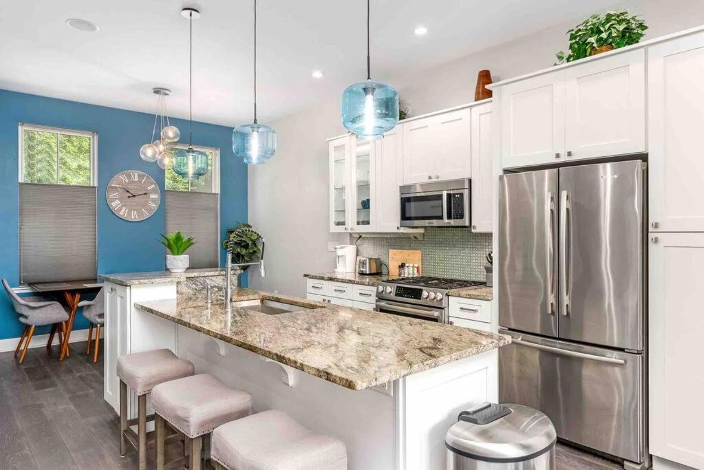 Family-friendly 4br Retreat Sleeps 12, Private Yard, Garage, Close To Stadiums, Casino & Downtown