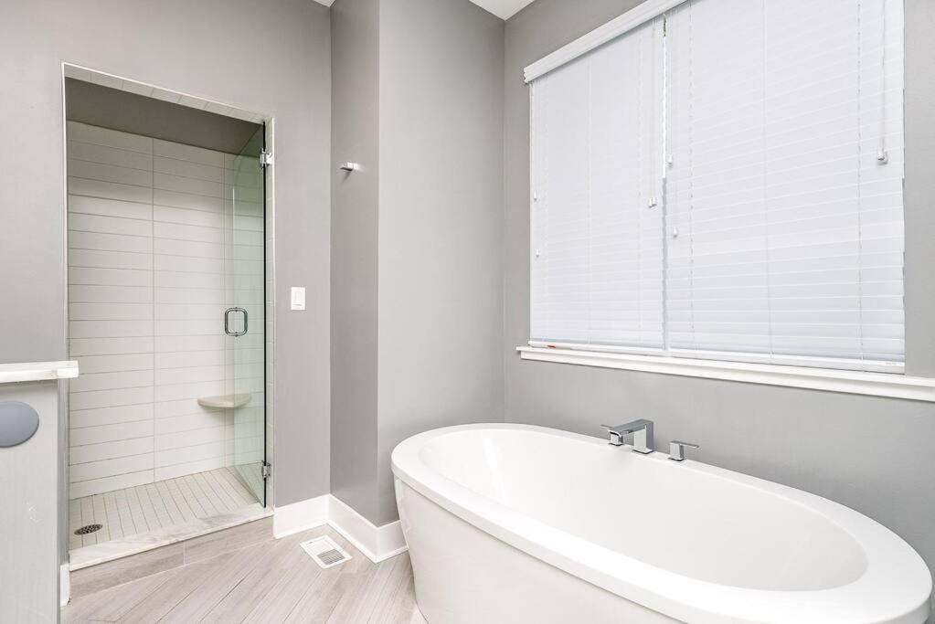 Family-friendly 4br Retreat Sleeps 12, Private Yard, Garage, Close To Stadiums, Casino & Downtown Ferienhaus
