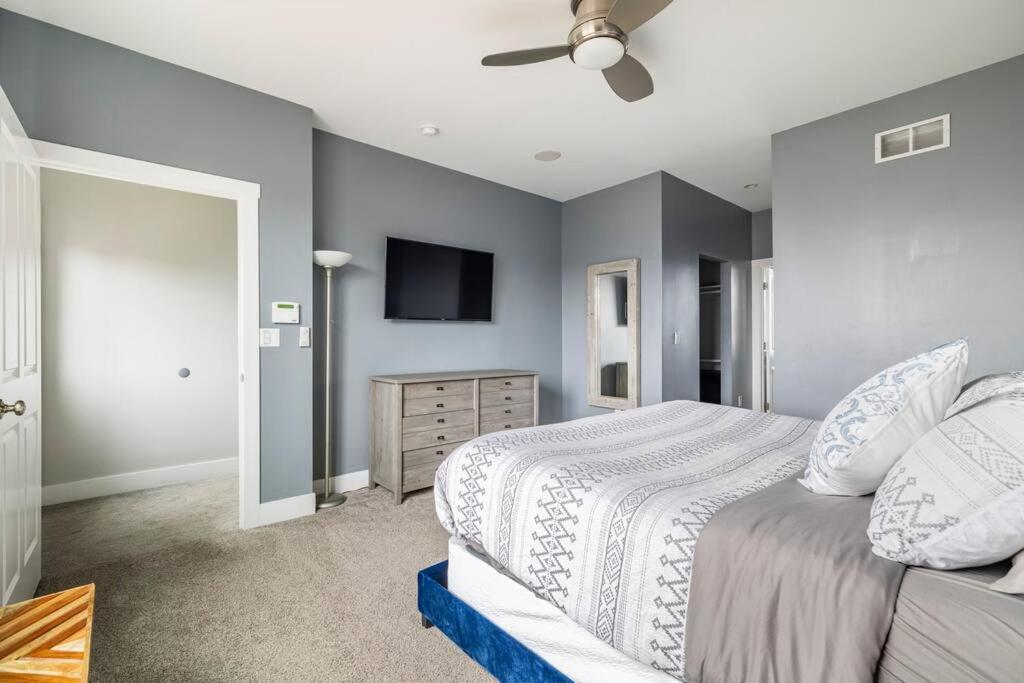 Ferienhaus Family-friendly 4br Retreat Sleeps 12, Private Yard, Garage, Close To Stadiums, Casino & Downtown Pittsburgh