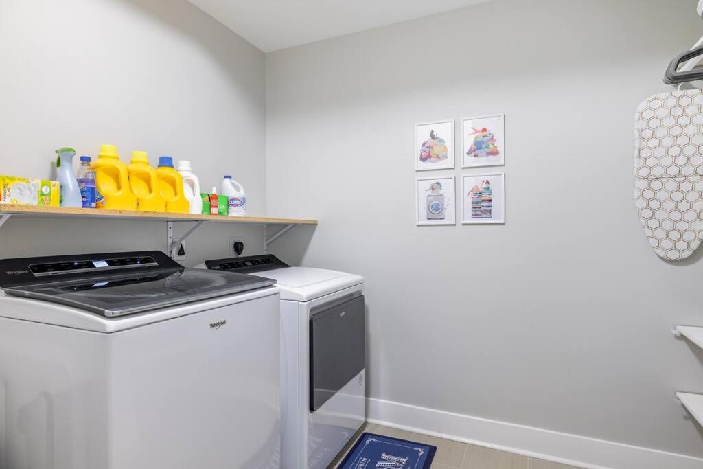 Ferienhaus Family-friendly 4br Retreat Sleeps 12, Private Yard, Garage, Close To Stadiums, Casino & Downtown *
