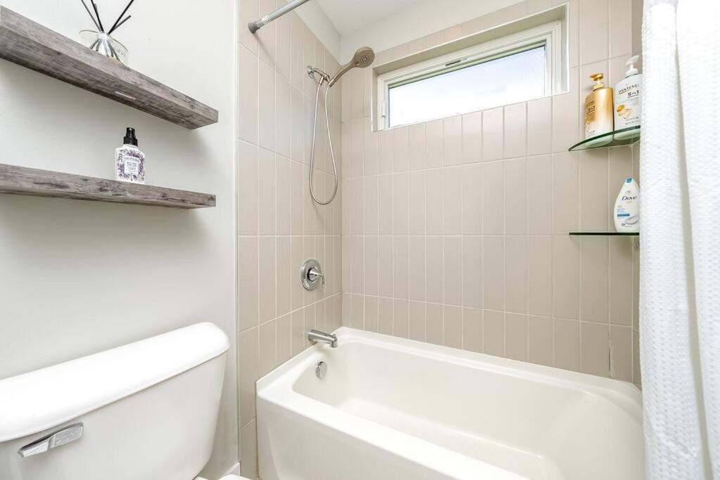 Family-friendly 4br Retreat Sleeps 12, Private Yard, Garage, Close To Stadiums, Casino & Downtown Ferienhaus *
