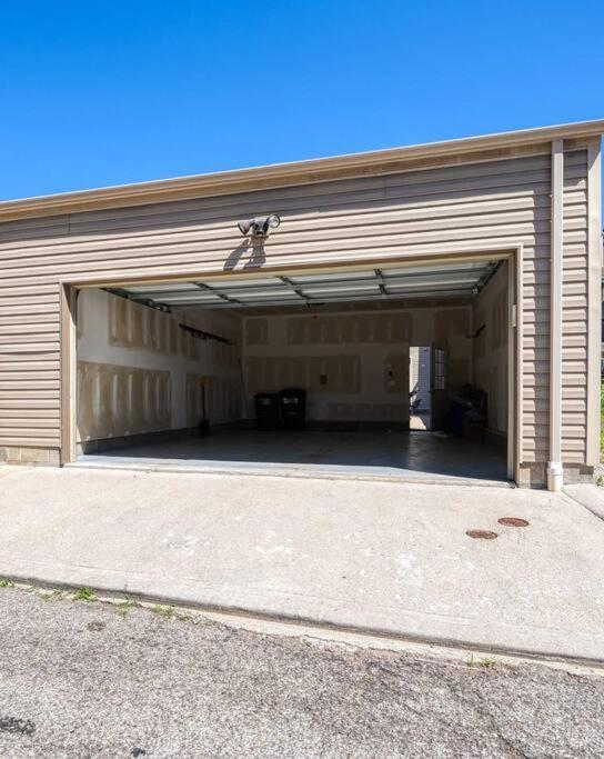 Ferienhaus Family-friendly 4br Retreat Sleeps 12, Private Yard, Garage, Close To Stadiums, Casino & Downtown