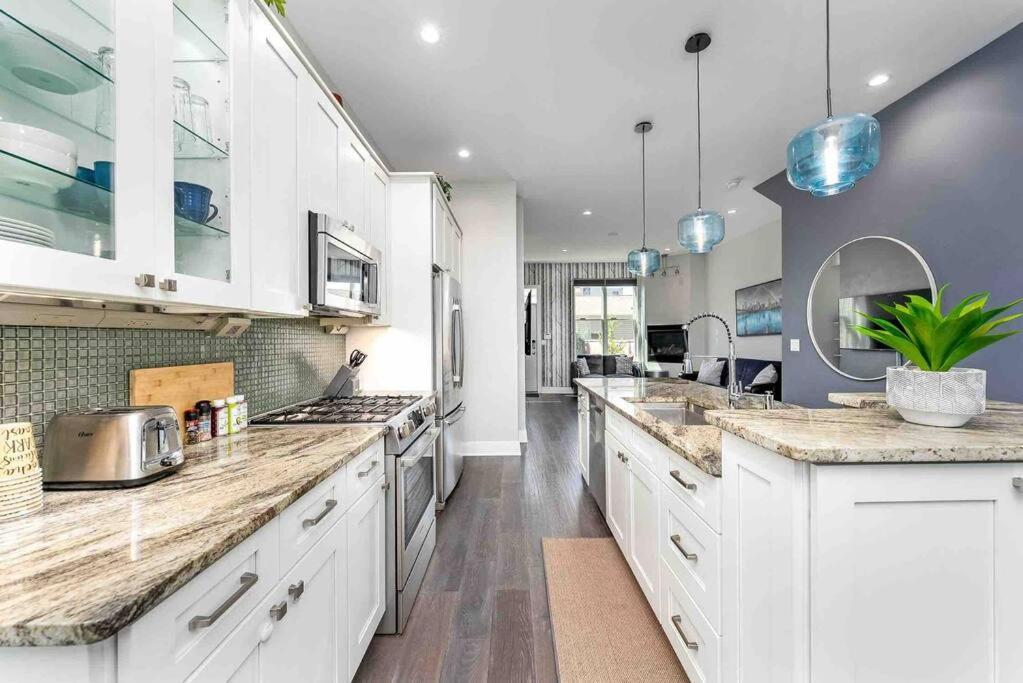 Family-friendly 4br Retreat Sleeps 12, Private Yard, Garage, Close To Stadiums, Casino & Downtown Ferienhaus