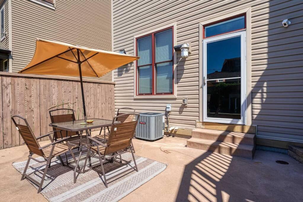 Ferienhaus Family-friendly 4br Retreat Sleeps 12, Private Yard, Garage, Close To Stadiums, Casino & Downtown *