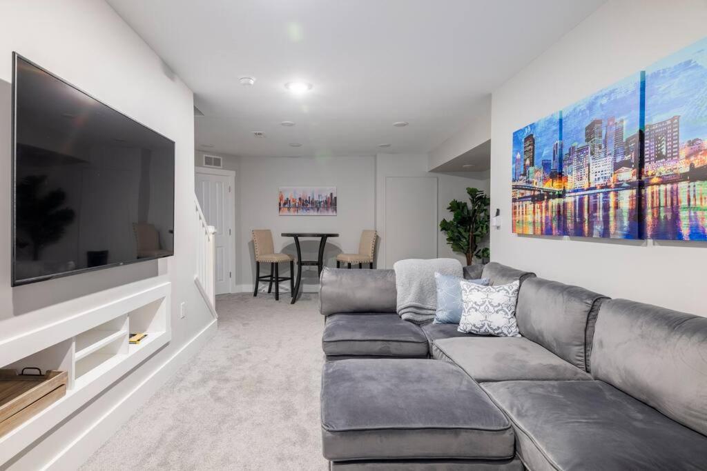 Family-friendly 4br Retreat Sleeps 12, Private Yard, Garage, Close To Stadiums, Casino & Downtown Pittsburgh