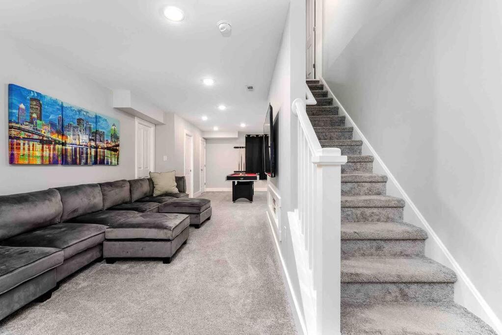 Family-friendly 4br Retreat Sleeps 12, Private Yard, Garage, Close To Stadiums, Casino & Downtown Ferienhaus