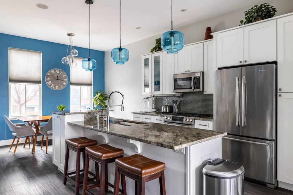 Family-friendly 4br Retreat Sleeps 12, Private Yard, Garage, Close To Stadiums, Casino & Downtown Ferienhaus *