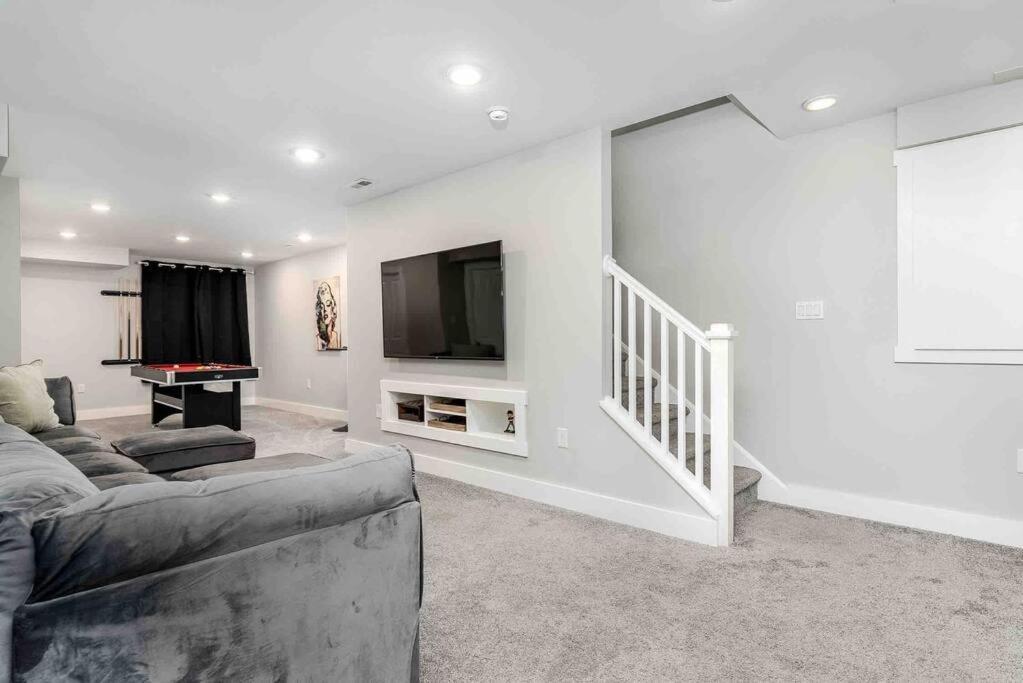 Family-friendly 4br Retreat Sleeps 12, Private Yard, Garage, Close To Stadiums, Casino & Downtown Ferienhaus