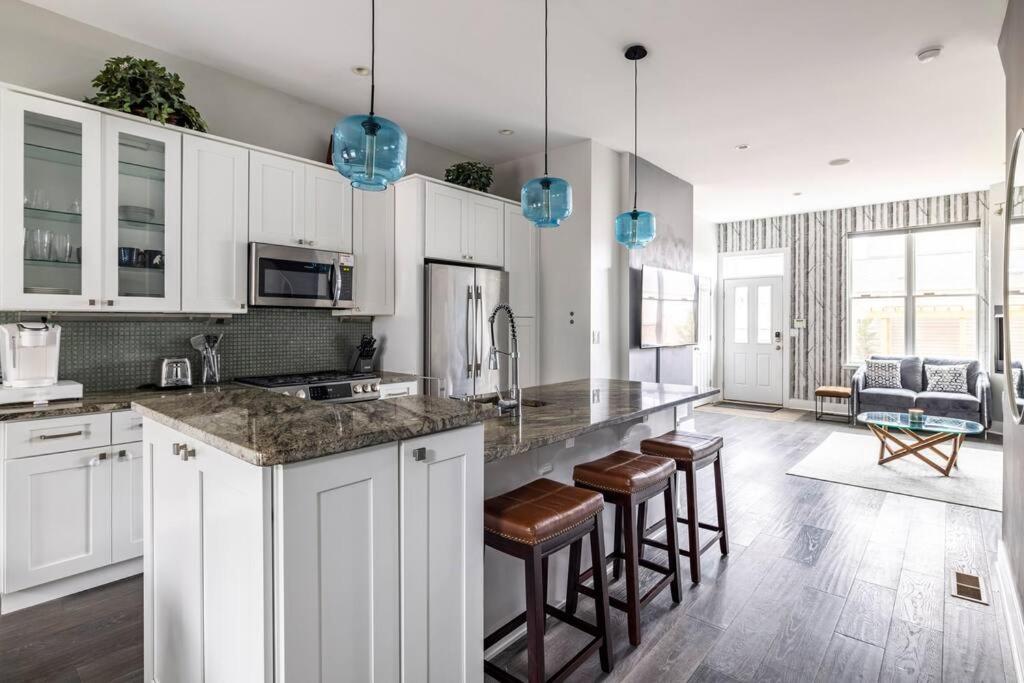 Family-friendly 4br Retreat Sleeps 12, Private Yard, Garage, Close To Stadiums, Casino & Downtown