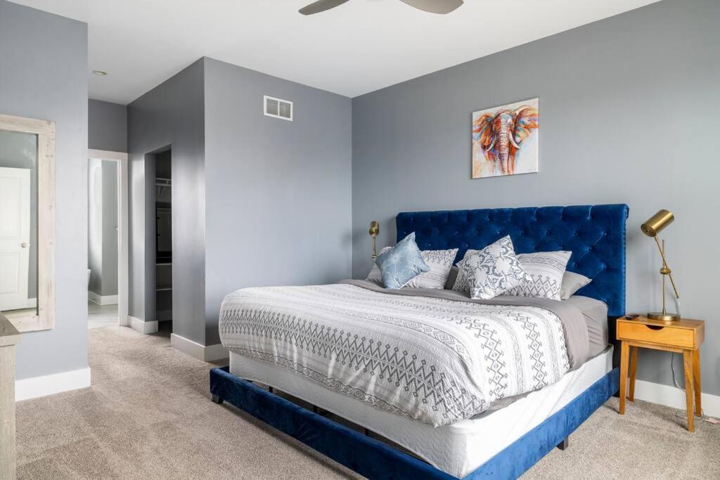 Family-friendly 4br Retreat Sleeps 12, Private Yard, Garage, Close To Stadiums, Casino & Downtown Pittsburgh